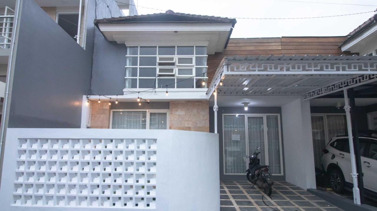 Villa Shiny With Karaoke & Chill Spot Batu  Exterior foto